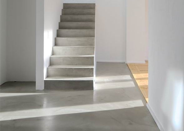 Epoxy flooring combines durability with quiet luxury. Its seamless surface resists wear and chemicals, making it a practical yet considered choice for both residential and commercial spaces.
With a wide range of tones and finishes, it adapts effortlessly to different interiors—minimal, modern or warm. Easy to maintain and hygienic by design.