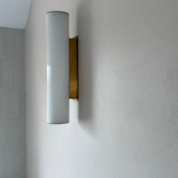 Discover the high-quality materials we use to create durable, seamless surfaces for walls and floors. Perfect for bathrooms, kitchens, and high-traffic areas, our materials combine aesthetics with long-lasting performance.