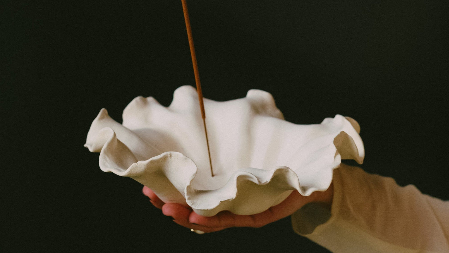 Sabi Handmade insence holder with petal shape