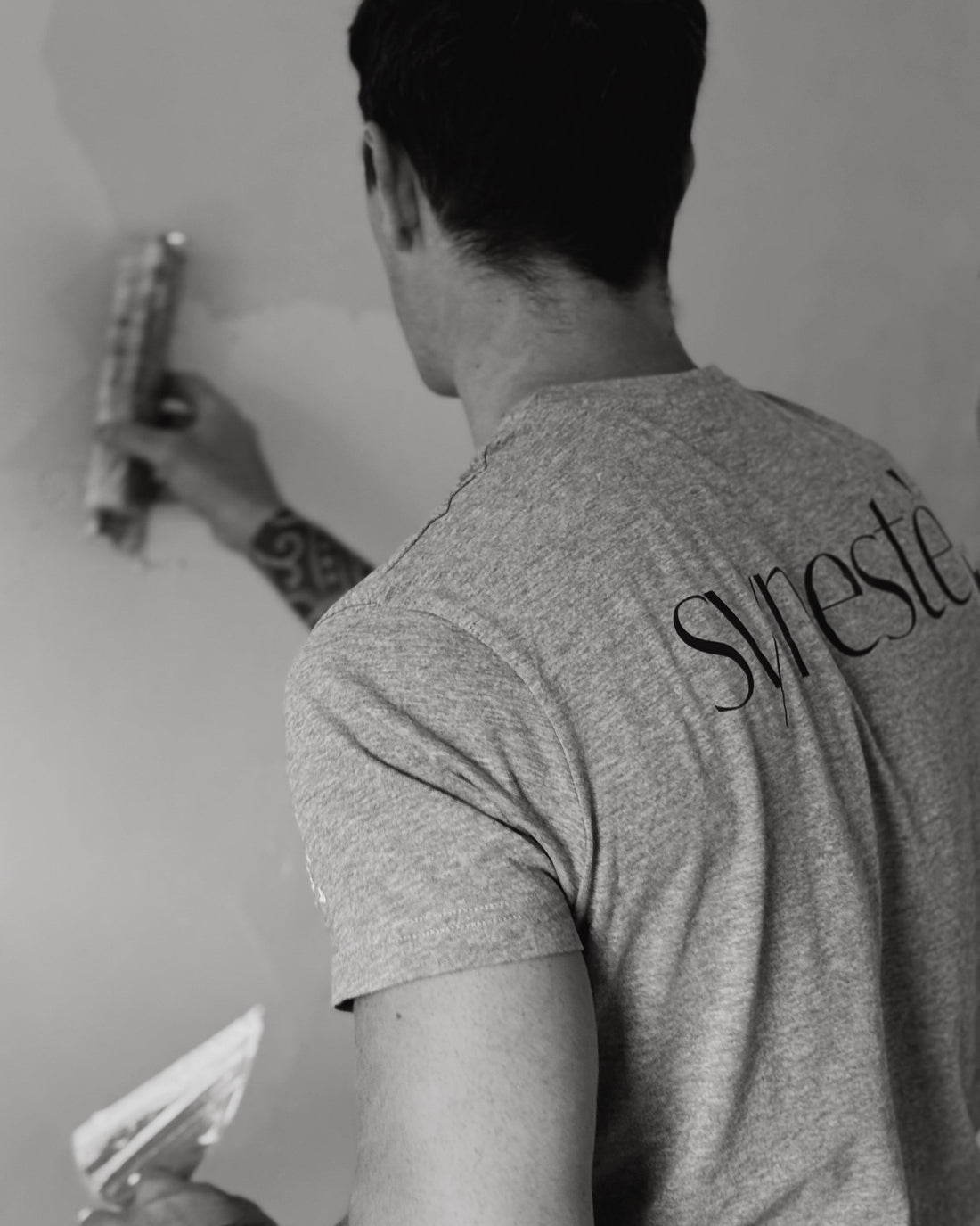 Discover the skill and precision behind every Syneste piece. Each layer is shaped by hand, blending tradition with modern techniques to create timeless, one-of-a-kind designs.