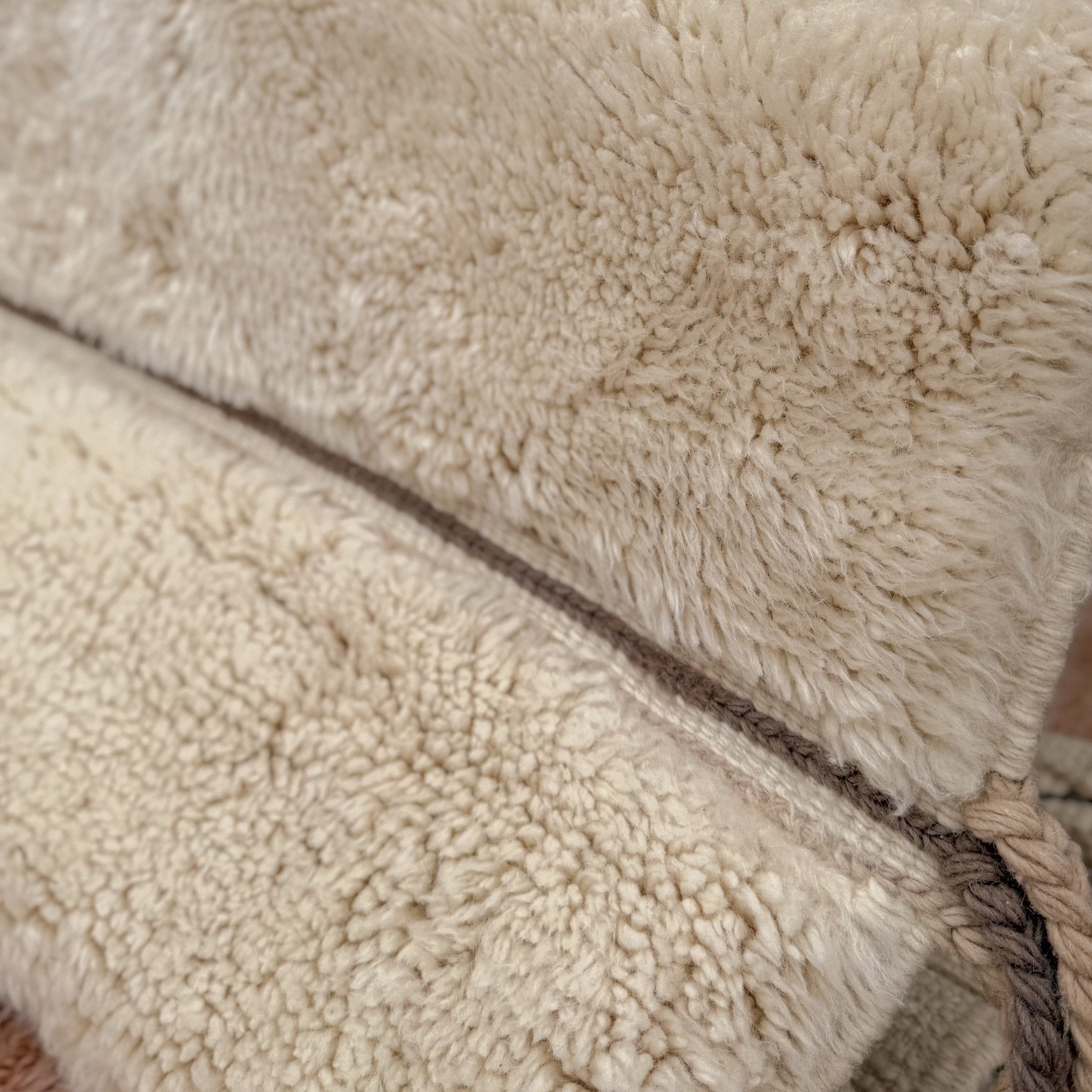 Handmade Moroccan Beni Mrirt wool rug, ivory color, 200×300 cm