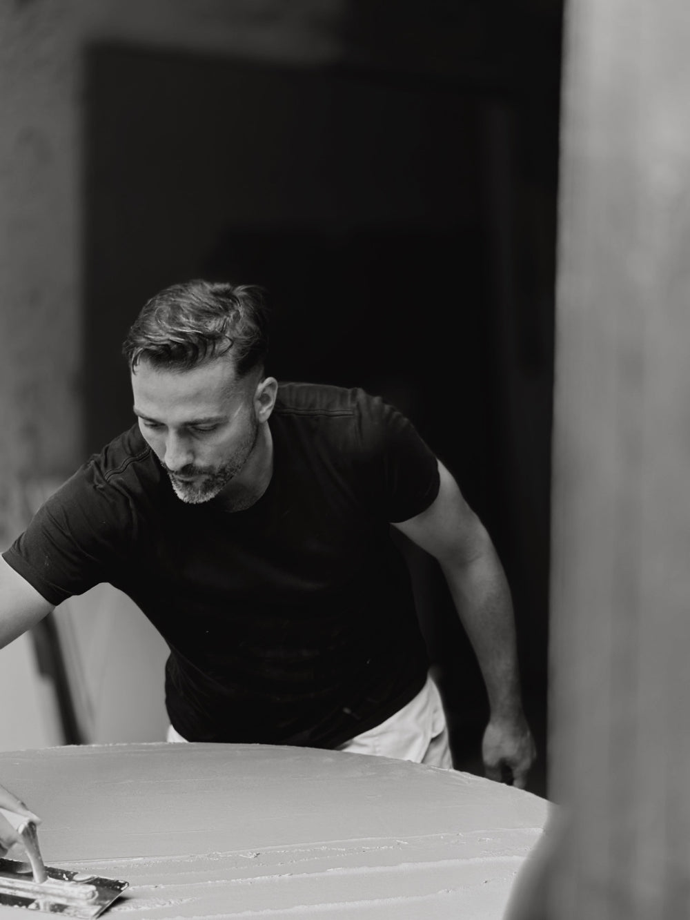 Applying microcement on Kanso table