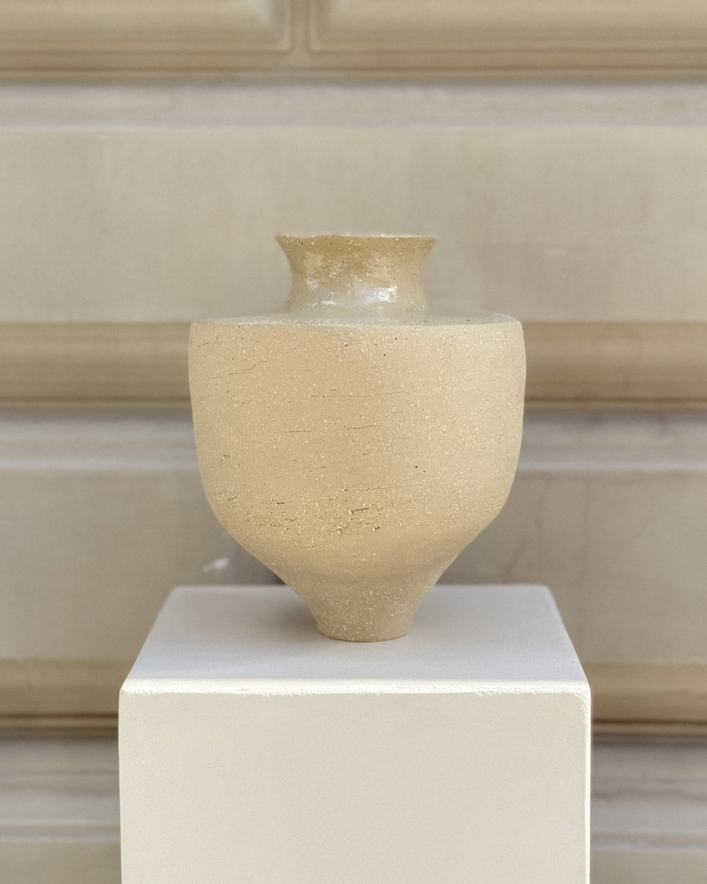 Natural ceramic vases in a minimalist interior – Muoi Atelier x Syneste.