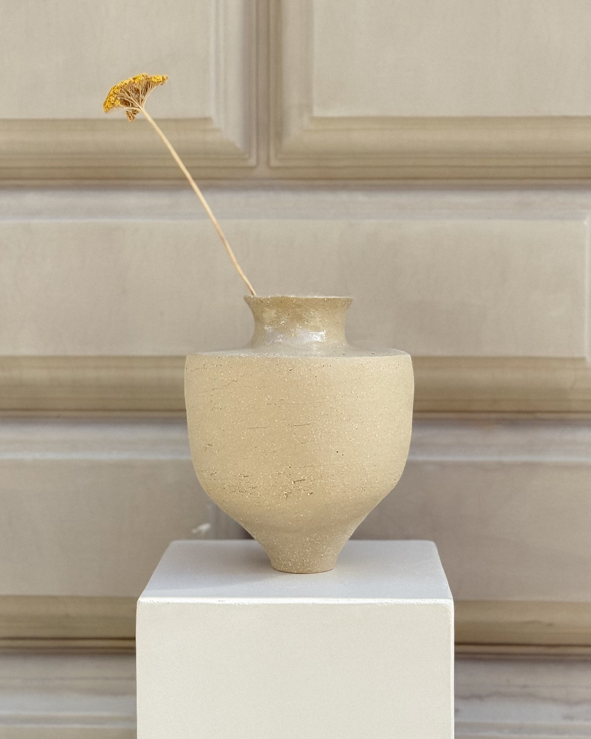 Ceramic vase with a timeless silhouette – Muoi Atelier x Syneste collection.