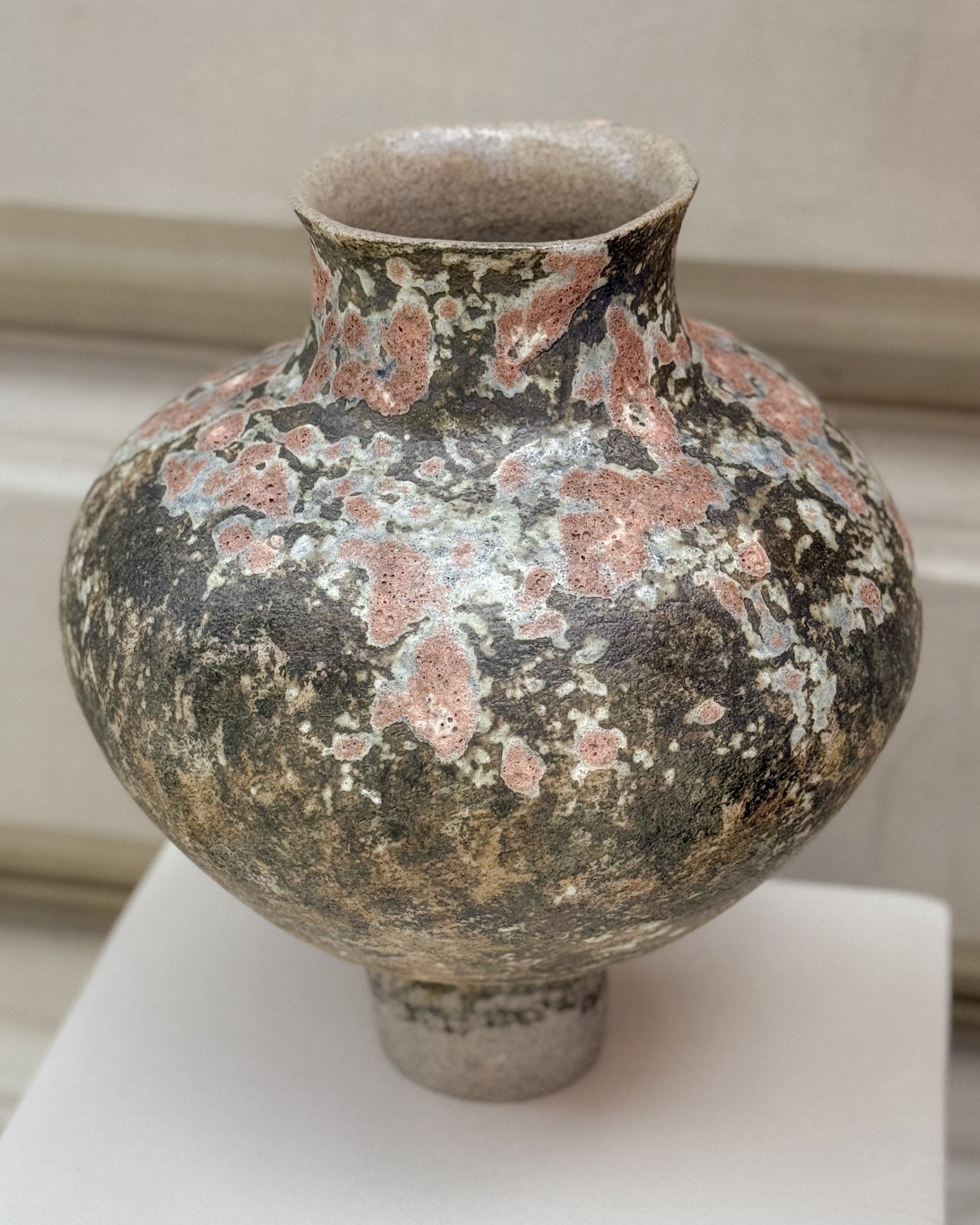 Unique stoneware vase with earthy, multi-tonal glaze – Muoi Atelier x Syneste collection.