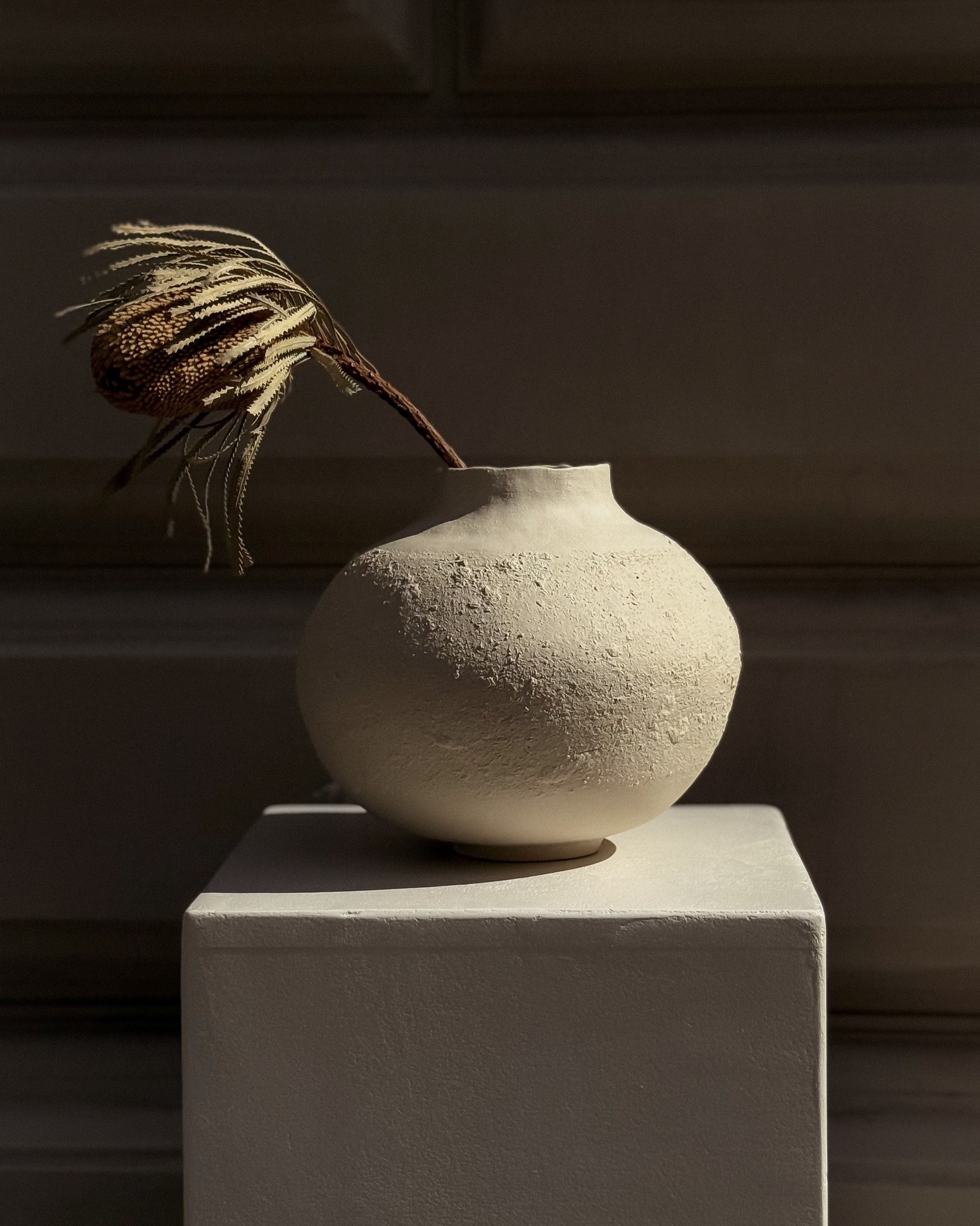 Handcrafted stoneware vase by Lucia Okániková with a minimalist, organic shape and textured surface – Muoi Atelier x Syneste