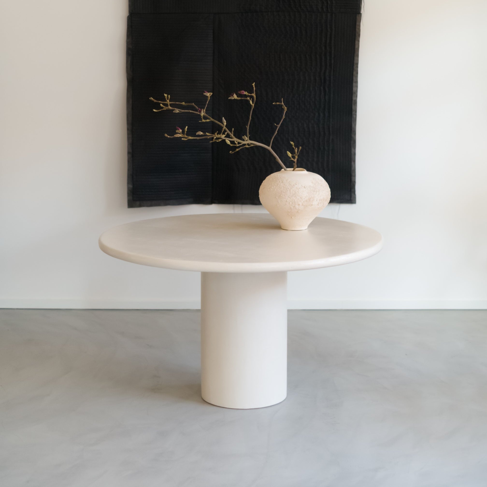 Kanso microcement collection – handcrafted minimalist tables with seamless surfaces and organic shapes.