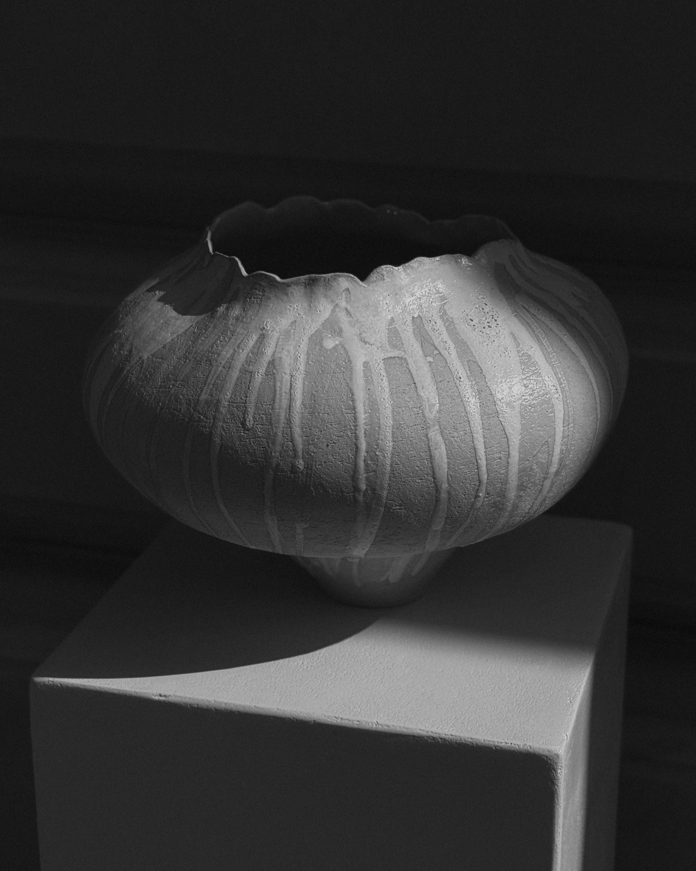 Sculptural ceramic vase Muoi Atelier x Syneste, side profile on pedestal.