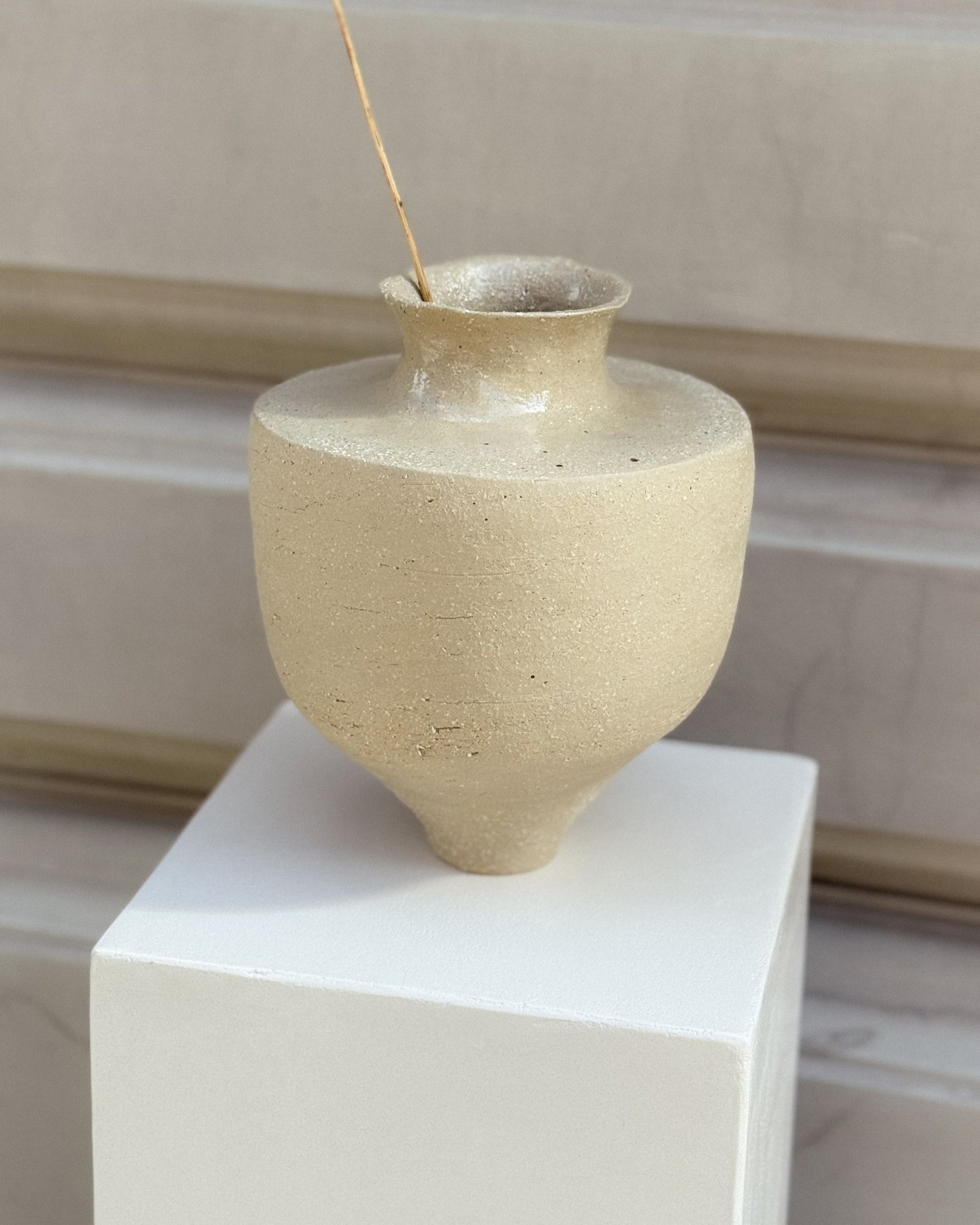 Minimalist ceramic vase by Lucia Okániková for Syneste – clean lines and natural texture.